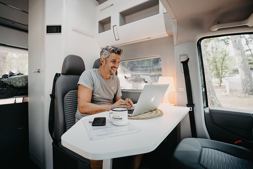 Mobiles Büro - Arbeiten im VW Bus mit Vorzelt - Lifetravellerz Blog